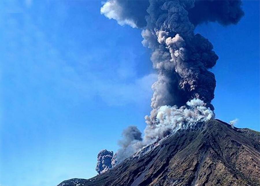 Извержение вулкана вблизи Сицилии не помешает туристам