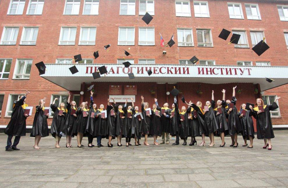 24 глазовских студента окончили вузы города с красным дипломом