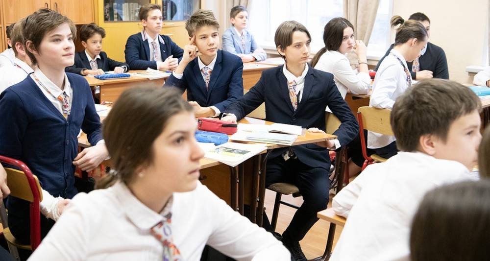 Кузнецова выступила против полного запрета смартфонов в школах