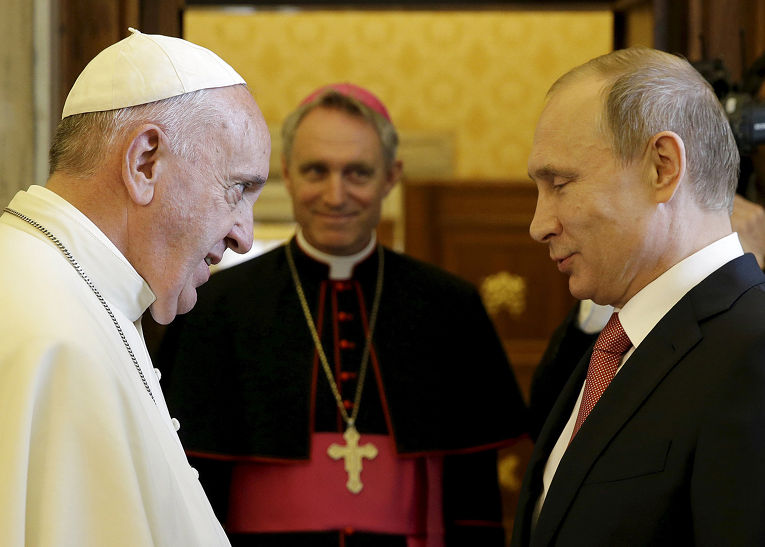Путин подарил папе римскому диск с фильмом «Грех», опоздав на встречу на полчаса