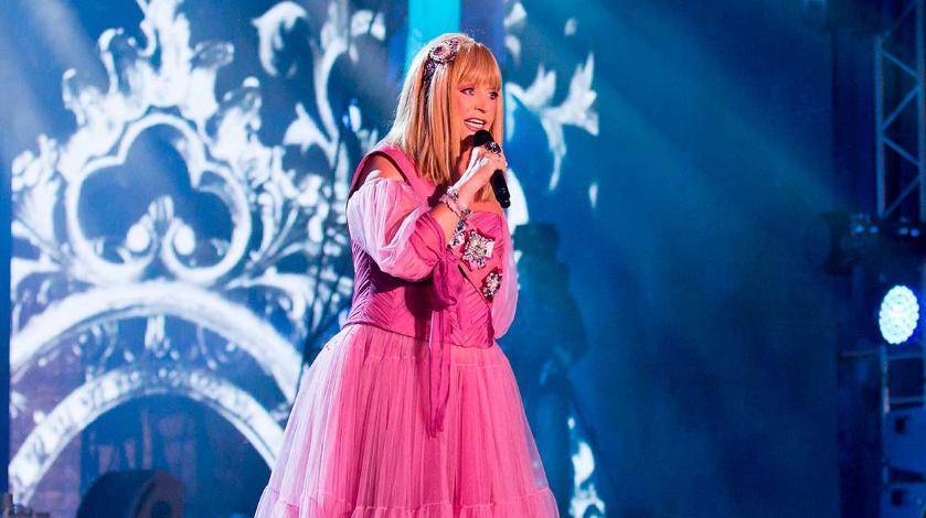 "Как из бани": Пугачева пришла на концерт в халате