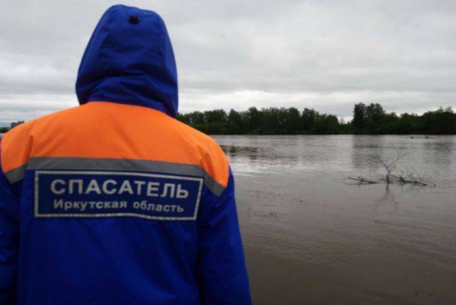 МЧС сообщило о мешающих работе спасателей дронах в Иркутской области
