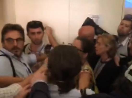 Журналисты RT передрались с итальянцами перед конференцией Путина