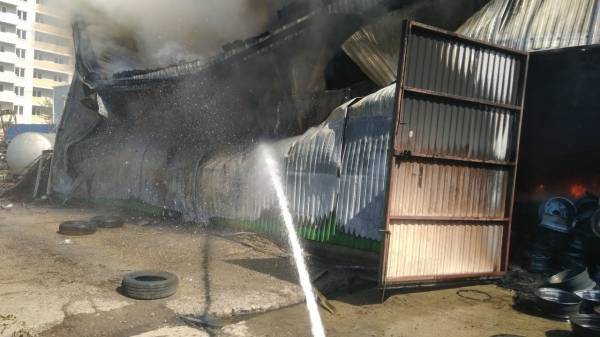 12 часов тушили пожар на складе резиновых покрышек в Краснодаре