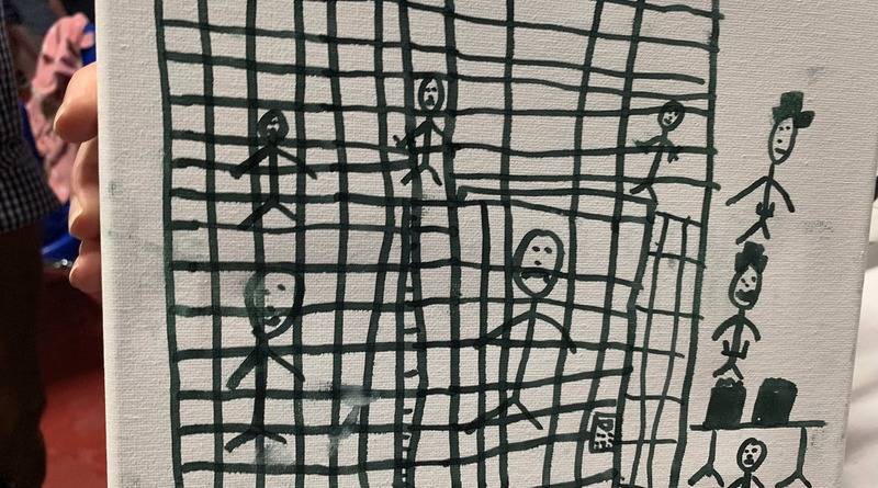 «Как собаки»: дети нелегальных мигрантов нарисовали рисунки, в которых они сидят в клетках
