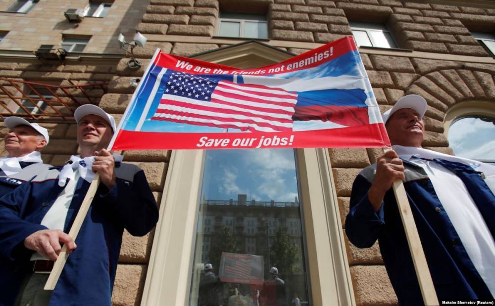 Рабочие ГАЗа вышли на пикет перед посольством США в Москве