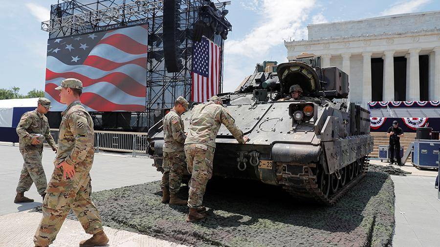 Пентагон объяснил появление ржавых бронемашин ко Дню независимости