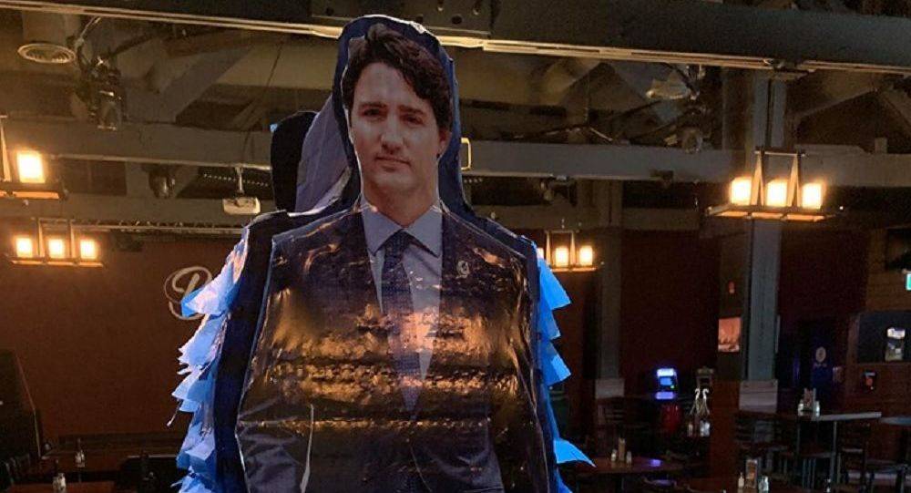 Владельцы ресторана в Канаде предлагали посетителям ударить «премьер-министра Трюдо»