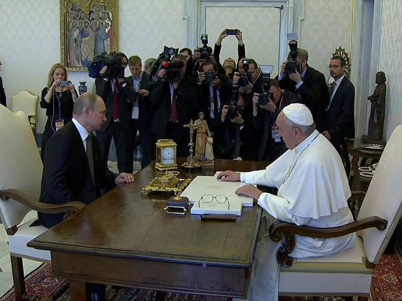 Путин подарил папе римскому «Грех» Кончаловского