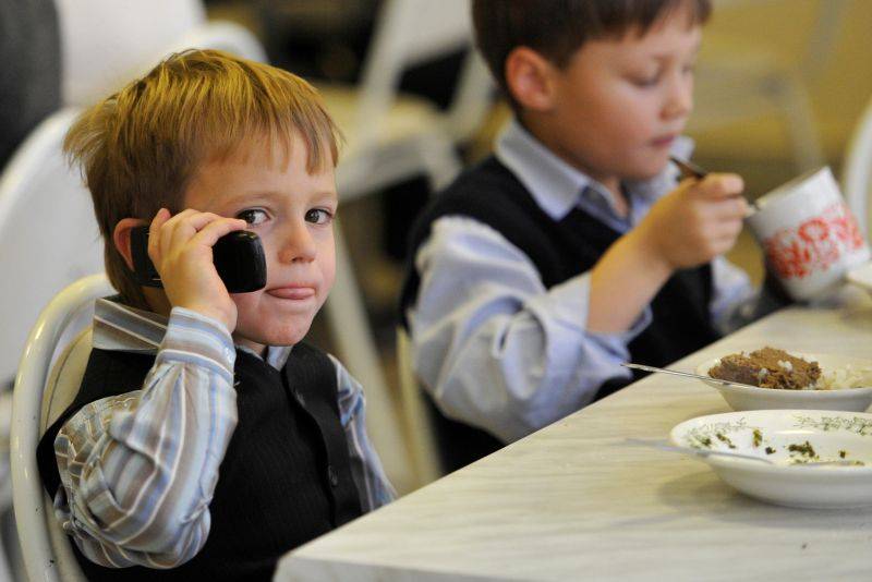 В российских школах запретят мобильные телефоны