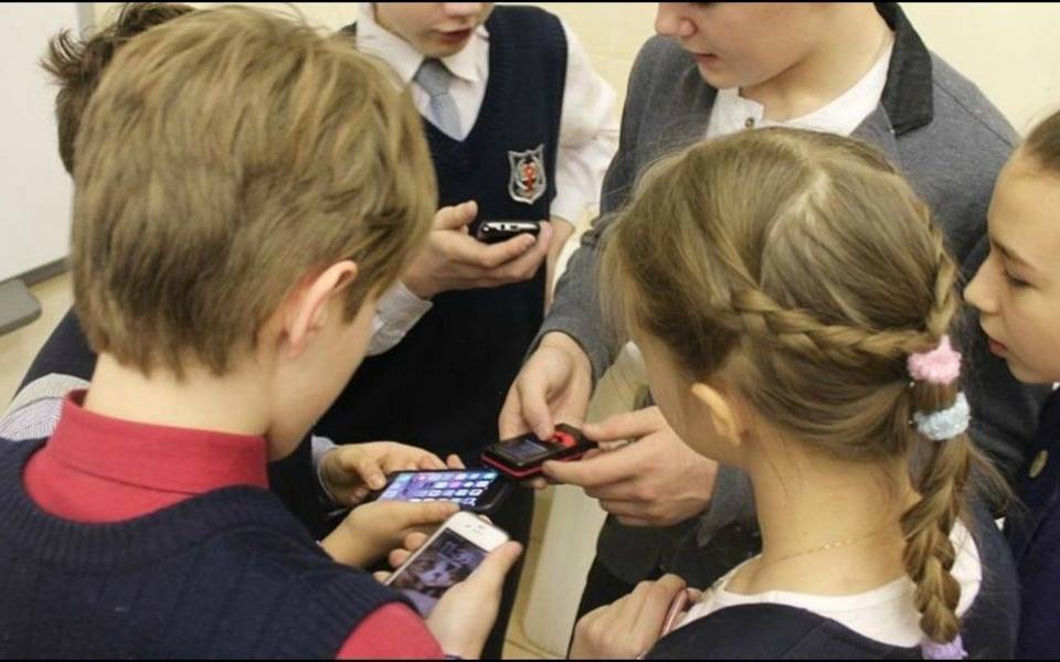 Роспотребнадзор может запретить смартфоны в школах