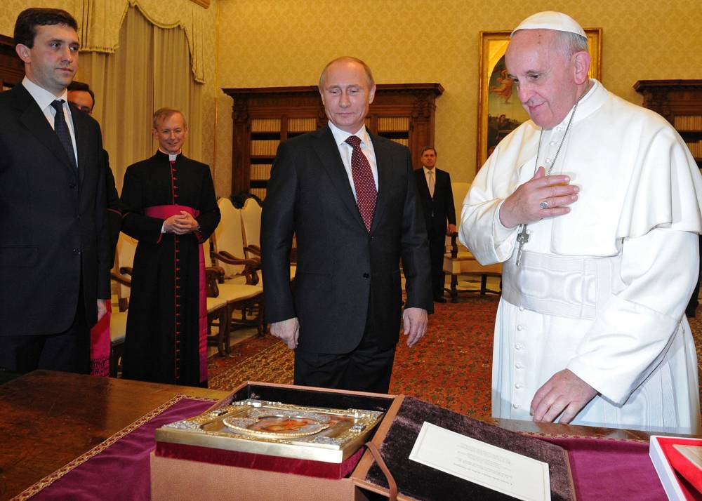 Главарь Кремля взбесил россиян паскудной выходкой у Папы Римского: "От Гааги не спасет"
