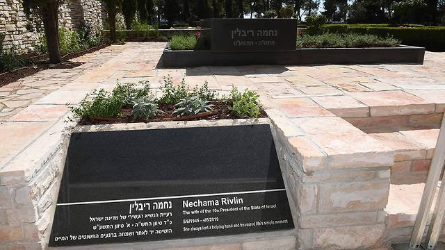 30 дней без Нехамы: семья Ривлин посетила могилу супруги президента