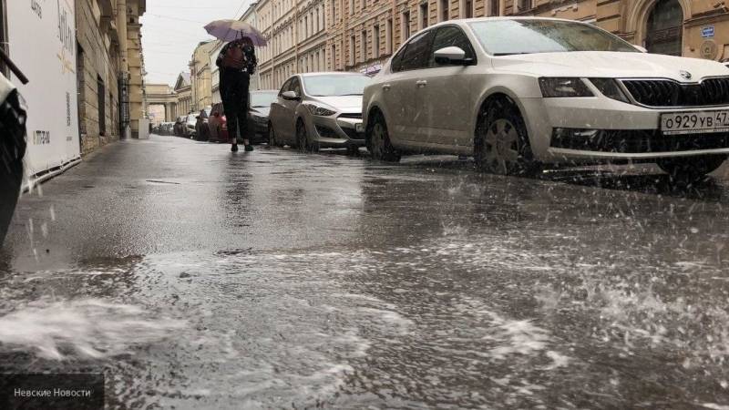 В Петербурге выпало рекордное количество осадков за 20 минут, тротуары и дороги затоплены