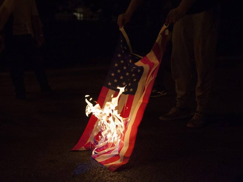 Коммунисты сожгли американский флаг в Вашингтоне