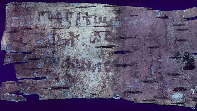 Учёные восстановили фрагменты новгородских берестяных грамот XIV-XV веков