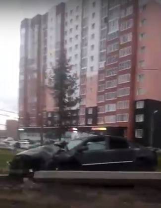 В столице Коми пьяный водитель на Audi сломал бетонный столб