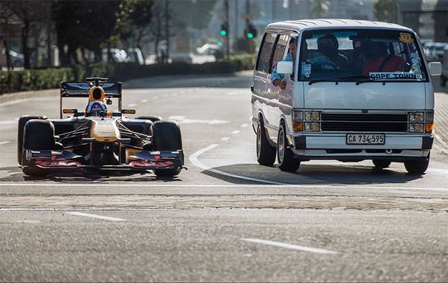 Видео: Култхард гоняется с кейптаунским таксистом - все новости Формулы 1 2019