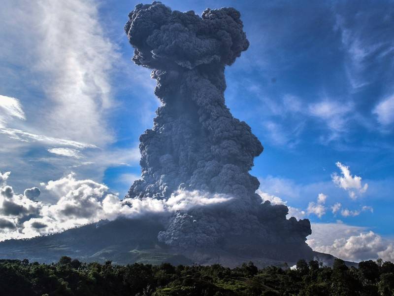 Вулкан извергается на Камчатке