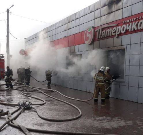 В Астрахани сняли на видео пожар в «Пятерочке»
