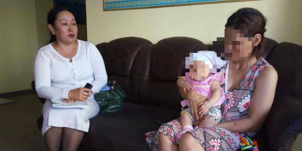 "Упрекнул, что родилась дочь": житель Атырау выгнал жену из дома после 20 лет брака