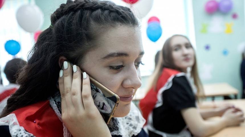 Видео: Матвиенко предложила запретить в школах мобильники