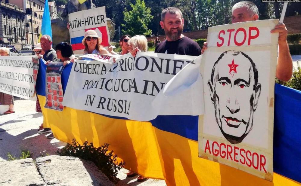 Путина встретили в Риме протестами
