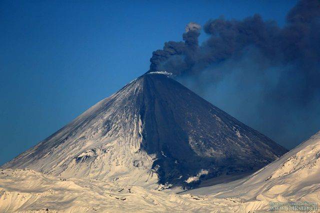 На Камчатке началось извержение вулкана Ключевская сопка
