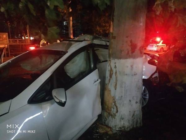 В Краснодаре на улице Ставропольской водитель «Мерседеса» устроил массовое ДТП и скрылся
