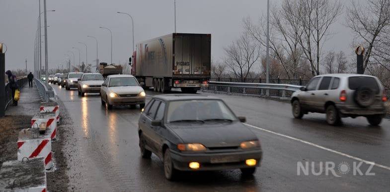 Водитель отсудил 1,4 млн тенге за яму на дороге в Уральске
