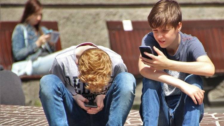 Мильская выступила за ограничение использования мобильных устройств в школах РФ