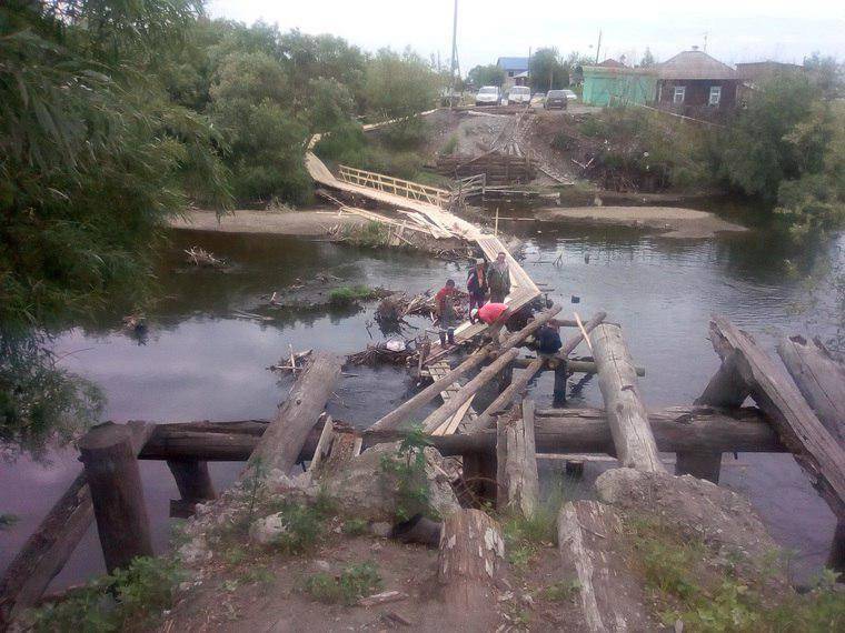 Жители российского села за 10 тысяч рублей строят мост, на который чиновники потратили бы 10 миллионов