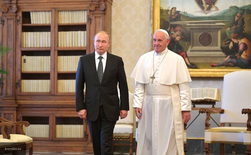 СМИ рассказали о случившемся конфузе на встрече Путина и папы Римского