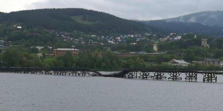 Самый длинный деревянный мост в России обрушился
