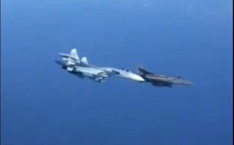 Су-27 перехватил американский самолет над Черным морем