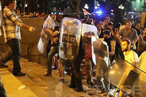 Беспорядки на митинге в Тбилиси прокуратура Грузии назвала попыткой путча
