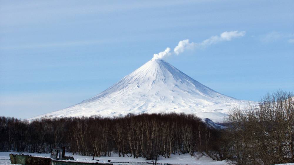 "Вулканические бомбы летят в высоту": На Камчатке снова проснулся Ключевской