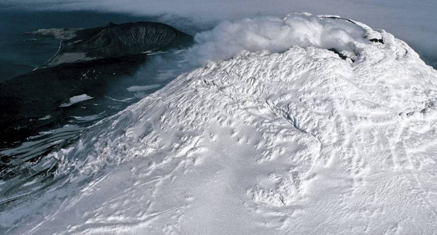 Спутники обнаружили действующий вулкан на заснеженном острове Антарктиды