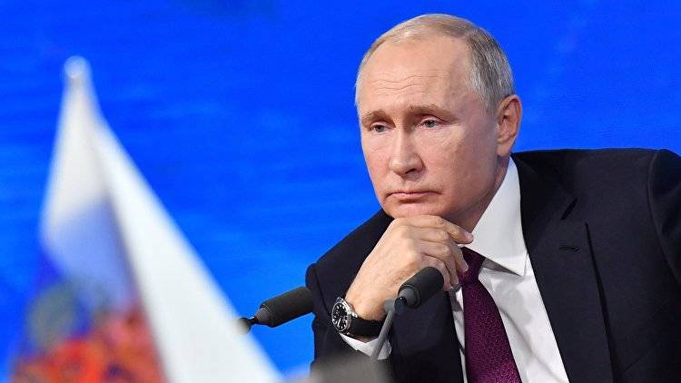 Путин присвоил четырем погибшим подводникам звания Героев России