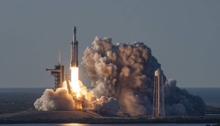 SpaceX показала видео спуска головного обтекателя Falcon Heavy