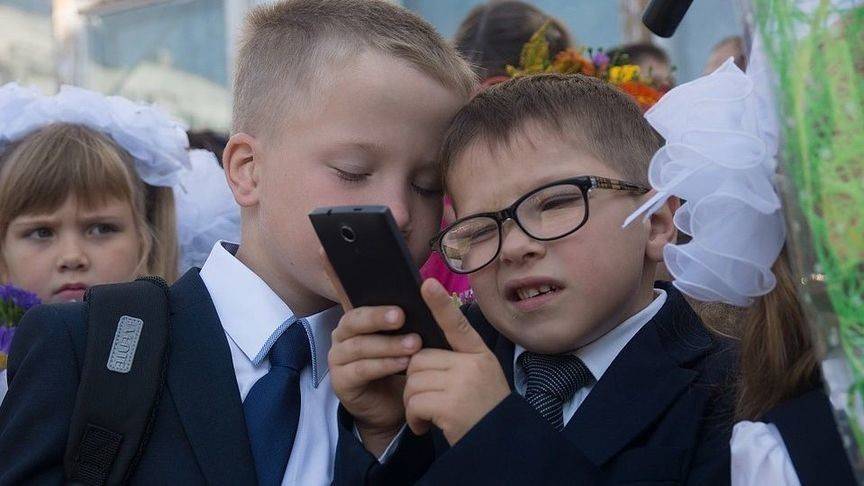 В российских школах хотят запретить мобильные телефоны