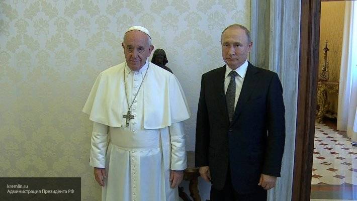 Путин и папа Римский Франциск вручили друг другу памятные подарки