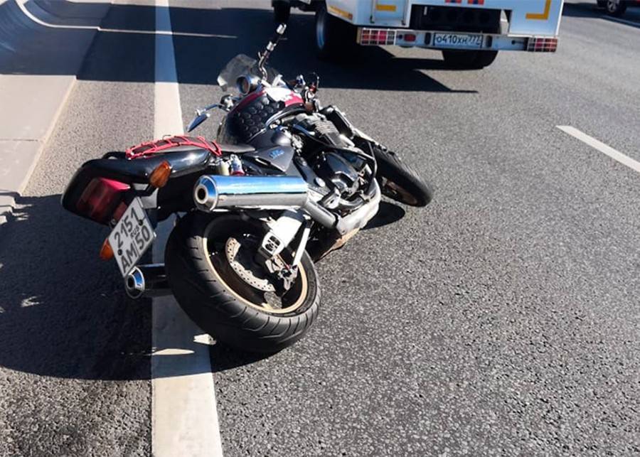 Мотоциклист пострадал при столкновении с двумя автомобилями на МКАД