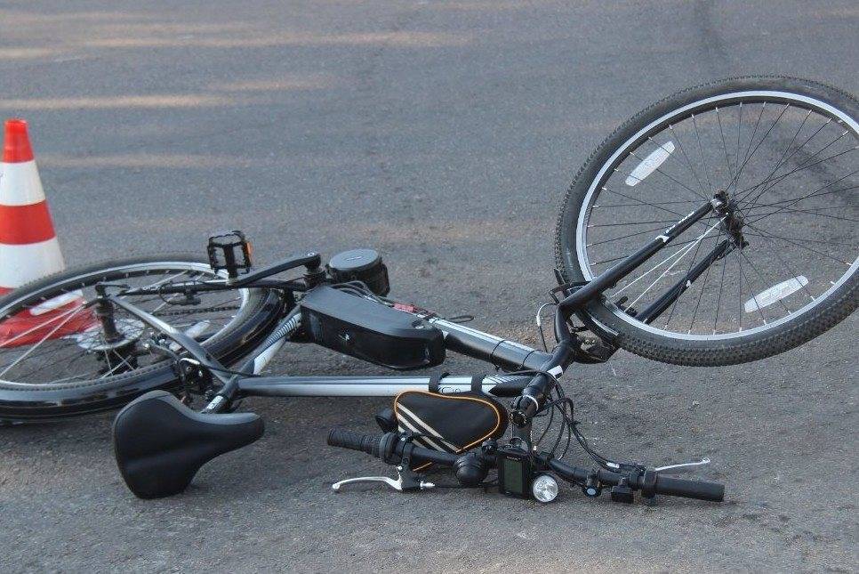 У «Пушкарёвского кольца» сбили велосипедиста и его 6-летнего пассажира