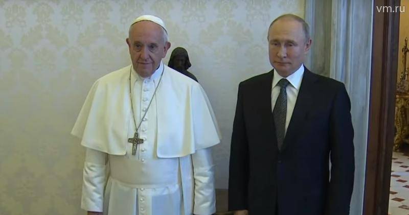Владимир Путин подарил Папе Римскому диск с российским фильмом и икону