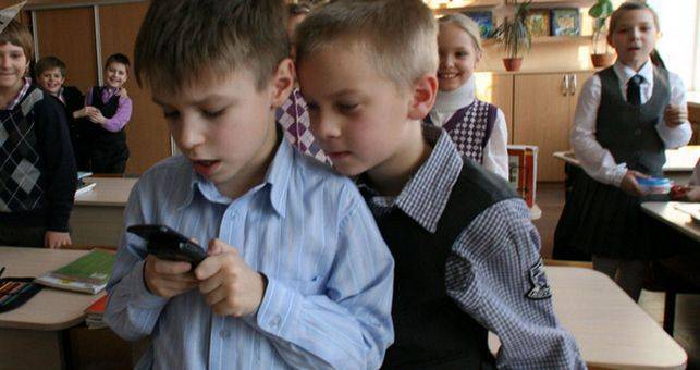 Как в Таджикистане: в России могут оставить школьников без телефонов