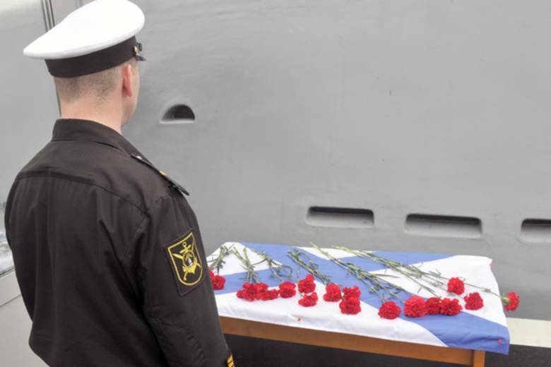 Путин посмертно наградил погибших моряков-подводников