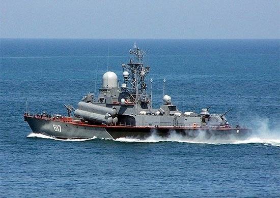 Российские военные с вертолета засняли эсминец Carney ВМС США в Черном море
