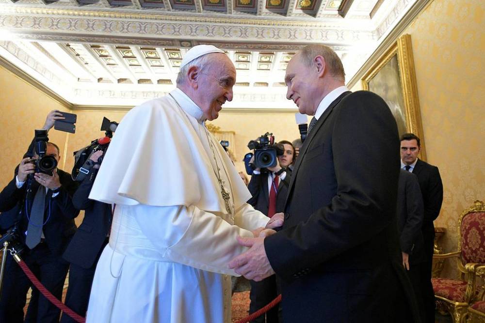 Президент России получил медаль «Ангел Хранитель мира» из рук папы римского