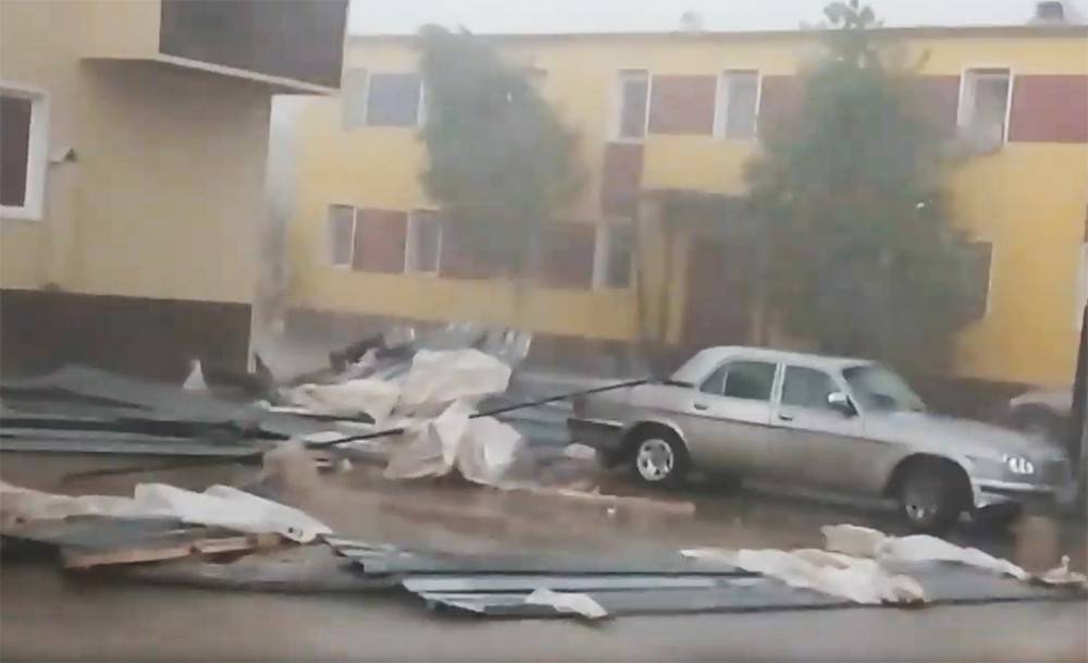 На Ямале ураган сорвал крыши с домов (видео)